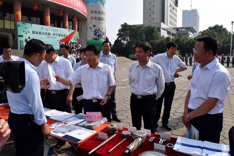【利通參與】漯河市舉行2017年青少年科技創(chuàng)新市長(zhǎng)獎(jiǎng)?lì)C獎(jiǎng)暨全國(guó)科普日活動(dòng)啟動(dòng)儀式