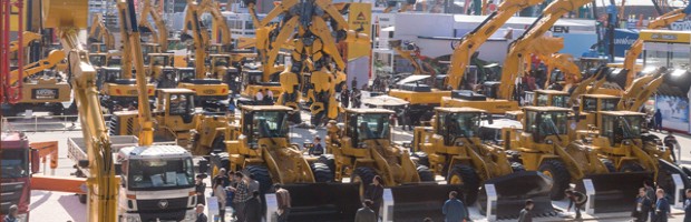 在bauma China（上海寶馬展） 2014的平地機(jī)、 卡車、 挖掘機(jī)、 起重機(jī)、 混凝土配料機(jī)