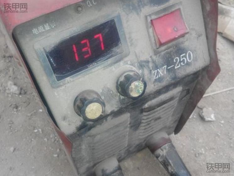 挖掘機改裝技巧：高手是如何自制拖鏈輪的？